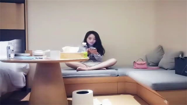 极品性感短裤女神敏感双峰，轻轻一碰就高潮喷水！