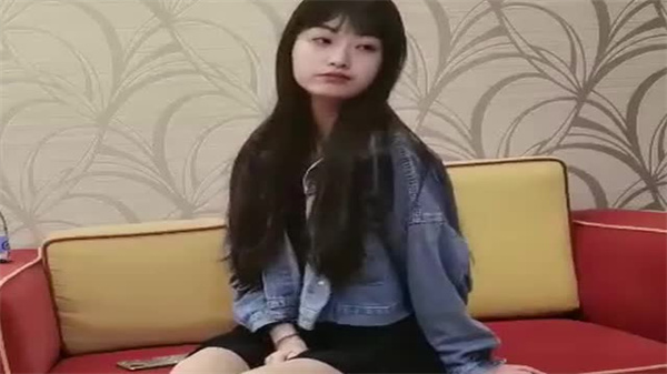 眼镜探花约炮清纯苗条嫩妹，狂操嫩穴内射满满！